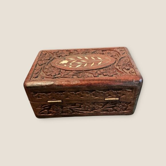 Hand-Carved Wooden Trinket Box With Floral Inlay - 5.5"x4"x2.25" - Jewelry Stora - Picture 5 of 8